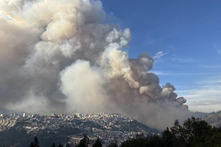 $!Al menos tres incendios forestales ardían simultáneamente en Quito este martes.