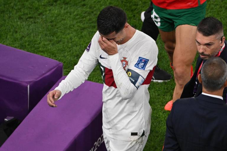 $!Cristiano Ronaldo abandona el campo de juego, después de perder contra Maruecos.