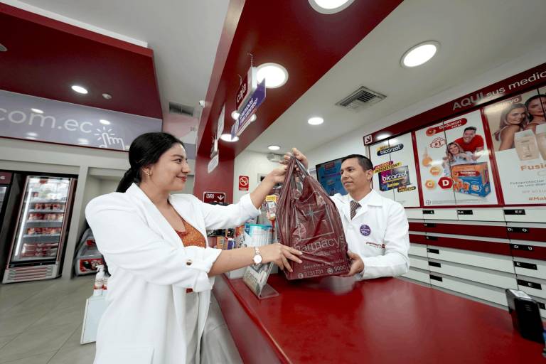 $!Una cliente compra medicinas en una farmacia.