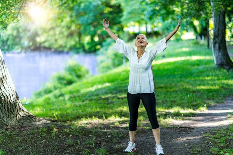 $!Mujer en medio de la naturaleza, recibiendo un baño de bosque (forest bathing en inglés), una práctica que se realiza en Japón que busca la relajación.