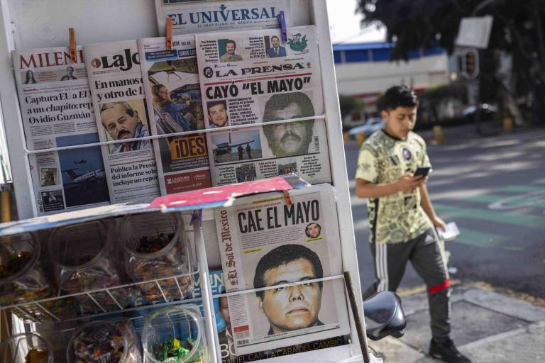 $!Vista de las portadas de los periódicos mexicanos que muestran la noticia de la captura de Ismael El Mayo Zambada, en la Ciudad de México, México, el 26 de julio de 2024.