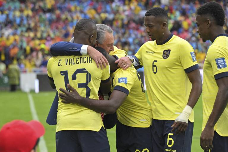 $!Jugadores de Ecuador abrazan al técnico argentino de Paraguay, Gustavo Alfaro