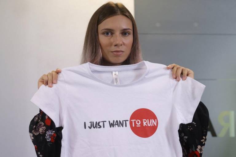 $!La atleta bielorrusa posa con una camisa que dice: Yo solo quiero correr.