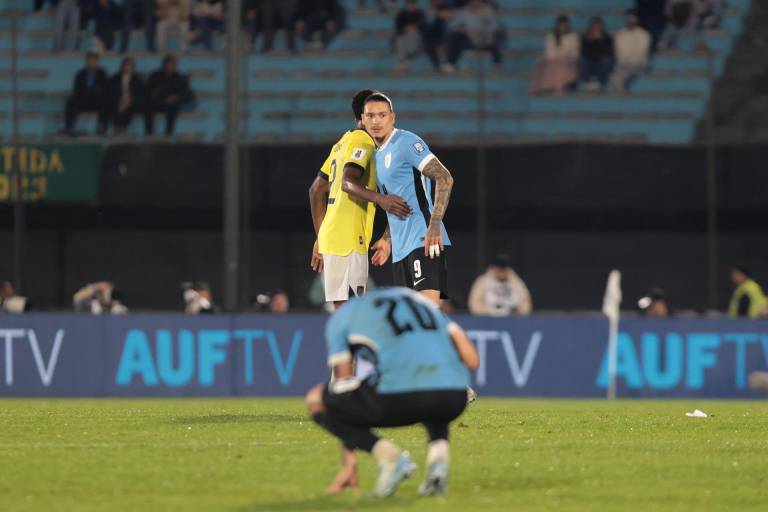 $!Jugadores de Uruguay y Ecuador reaccionan este martes, en un partido de las eliminatorias sudamericanas para el Mundial 2026.