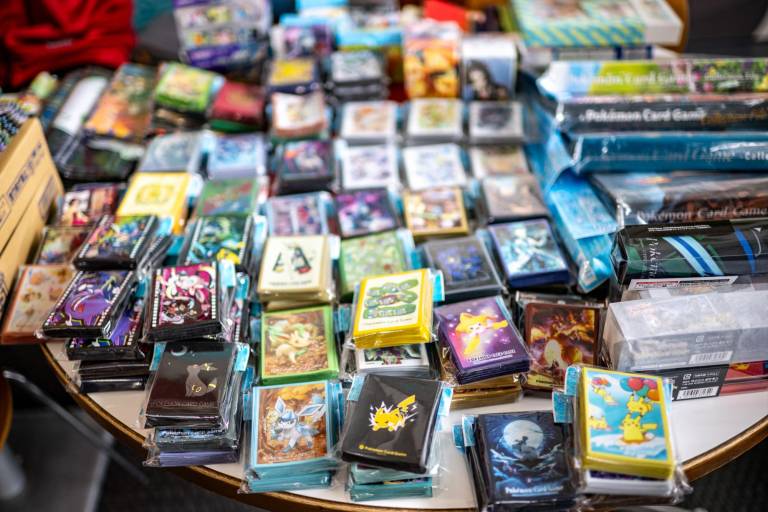 $!Los fanáticos de Pokémon exhiben tarjetas y productos en el área comercial dedicada durante el Campeonato Mundial Pokémon 2023