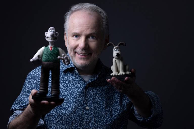 $!Nick Park posando con sus creaciones de plastilina durante una sesión de fotos.