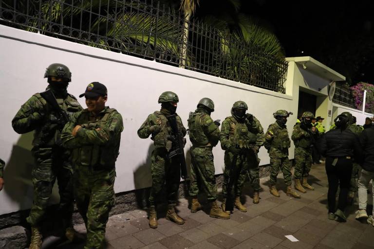 $!}Fotografía de archivo fechada el 5 de abril de 2024 que muestra a integrantes de un cuerpo élite de la Policía ecuatoriana mientras irrumpen en la Embajada de México para detener al exvicepresidente Jorge Glas, en Quito (Ecuador).