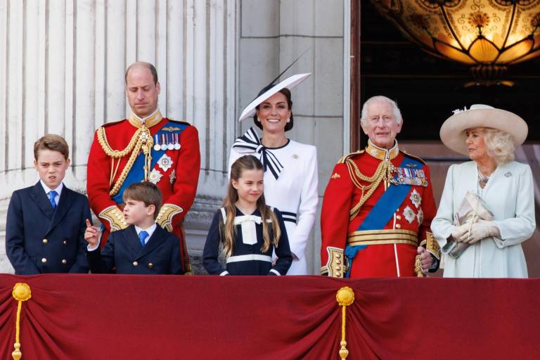 $!La familia real británica, de izquierda a derecha, el príncipe George; William, príncipe de Gales, el príncipe Louis, la princesa Charlotte; Catherine, princesa de Gales; el rey Charles III y la reina Camilla mirando el desfile militar aéreo desde el balcón del palacio de Buckingham durante la ceremonia Trooping the Colour, realizada en honor del cumpleaños del soberano.