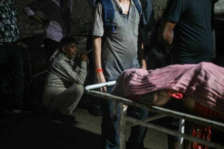 $!Un familiar llora junto al cuerpo de una víctima, que murió en una estampida durante una reunión religiosa hindú, afuera de la morgue de un hospital en Hathras, en el estado indio de Uttar Pradesh, el 3 de julio de 2024.