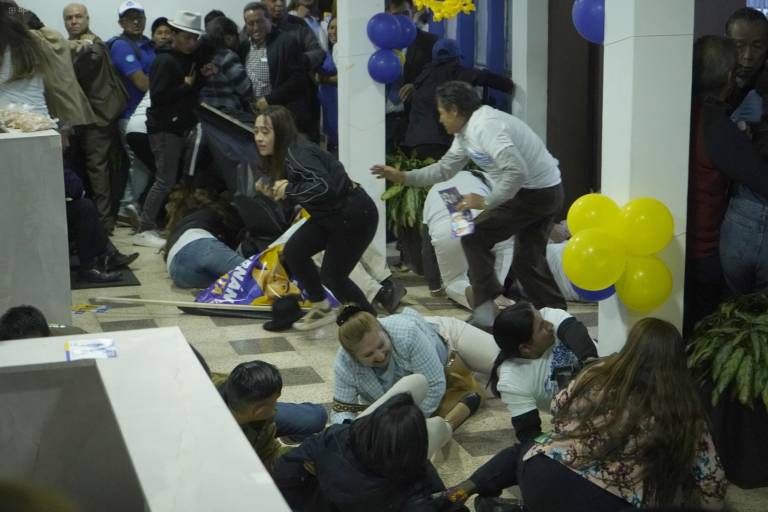 $!Fotografía tomada en las inmediaciones del colegio Anderson de Quito, donde ocurrió el atentado en contra de Villavicencio.