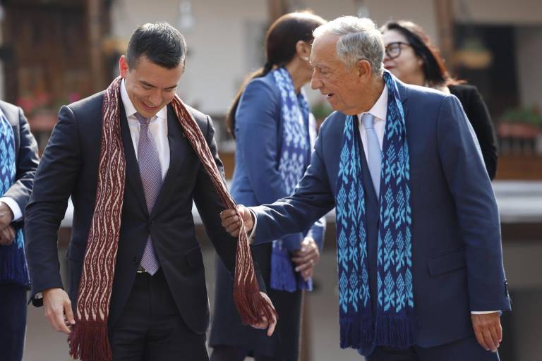 $!El presidente de Ecuador, Daniel Noboa (i), habla con el presidente de Portugal Marcelo Nuno Duarte Rebelo, antes de la foto de familia de la XXIX Cumbre Iberoamericana de Jefes de Estado y de Gobierno.