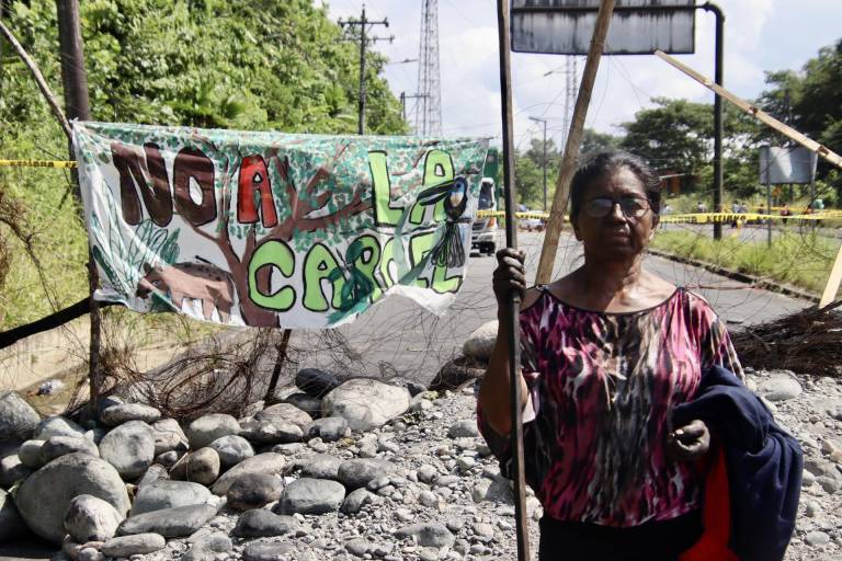 $!Francisca Cerda participa en el bloqueo de una carretera bloqueo realizado por manifestantes este viernes, en Puerto Napo.