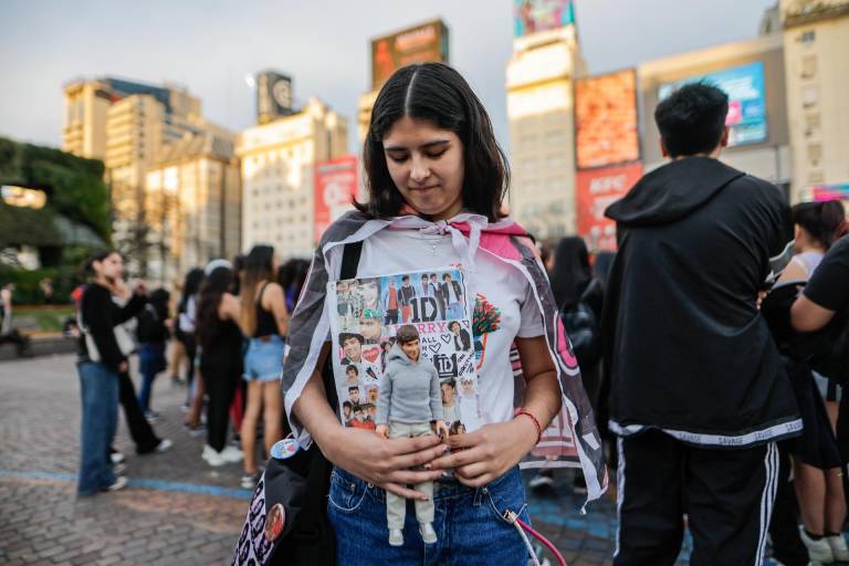 $!Una fanática llora por la muerte del cantante Liam Payne, fallecido tras caer de un tercer piso en un hotel, durante un homenaje al artista en el Obelisco en Buenos Aires (Argentina).