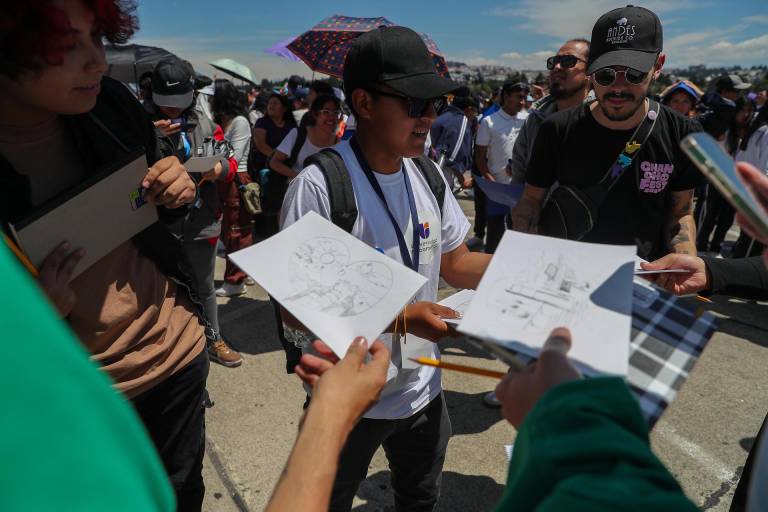 $!Varias personas realizan dibujos este viernes, en el Parque Bicentenario en Quito.