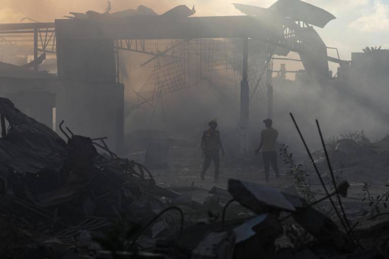 $!Palestinos inspeccionan los escombros de un edificio destruido tras un ataque aéreo israelí en el barrio de Al-Zawaida, en el centro de la Franja de Gaza, el 19 de julio de 2024.