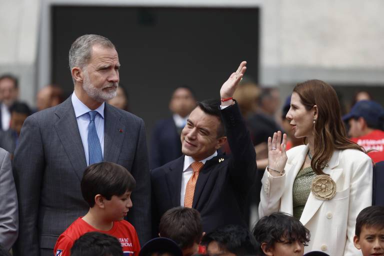 $!El rey Felipe VI habla con el presidente de Ecuador, Daniel Noboa (c), en la inauguración de una nueva escuela del Atlético de Madrid este jueves, en Cuenca.