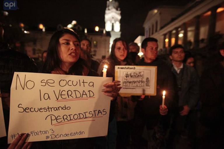 $!QUITO, Ecuador.- Viernes 30 de marzo de 2018. Foto de archivo de colegas y allegados a los periodistas de El Comercio protestando en la Plaza Grande cuando tenían cinco días de secuestrados.