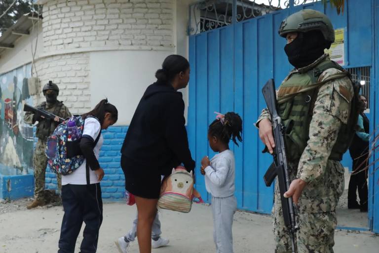 $!Ante denuncias de los padres de familia en colegios de Durán, se reforzó la presencia de militares en los exteriores de los planteles educativos.