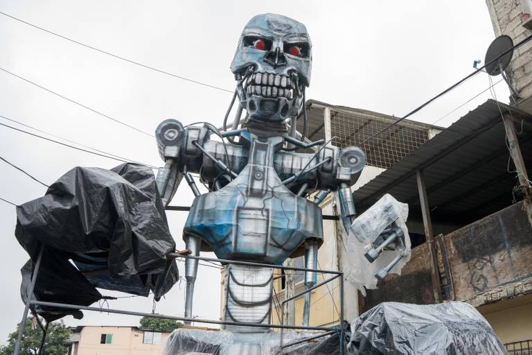 $!Fotografía de un monigote que representa al personaje de la película 'Terminator' durante la 'Ruta de Monigotes Gigantes' este lunes, en Guayaquil.