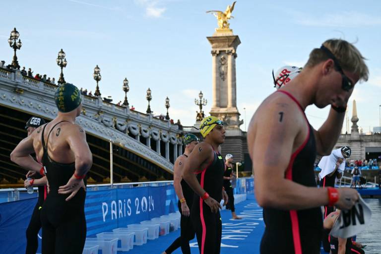 $!El ecuatoriano David Andrés Farinango Berru (C) se prepara para tomar la salida de la final masculina de maratón de natación de 10 km en los Juegos Olímpicos de París 2024. (Foto: AFP)