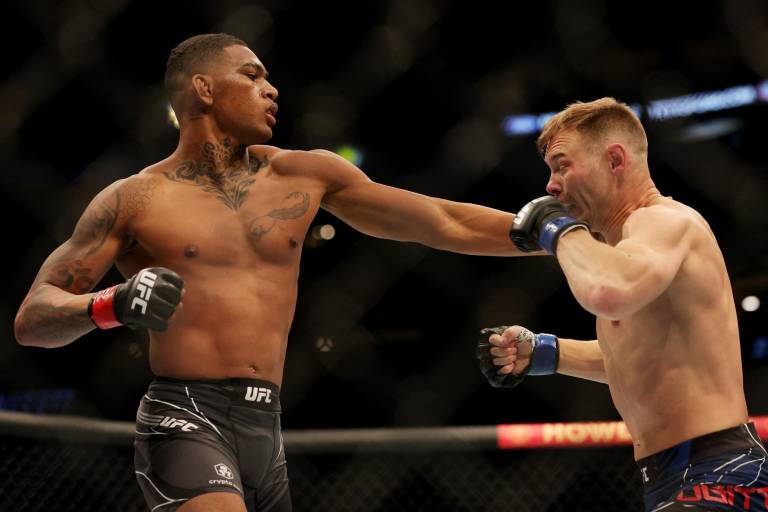 $!Michael Morales (I) golpea a Adam Fugitt en su pelea de peso welter durante UFC 277 en el American Airlines Center el 30 de julio de 2022 en Dallas, Texas.