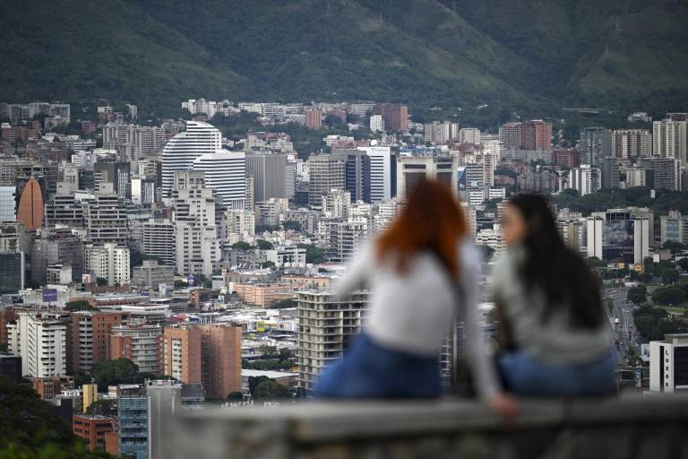 $!La gente contempla la ciudad desde un mirador en el este de Caracas el 16 de julio de 2024.