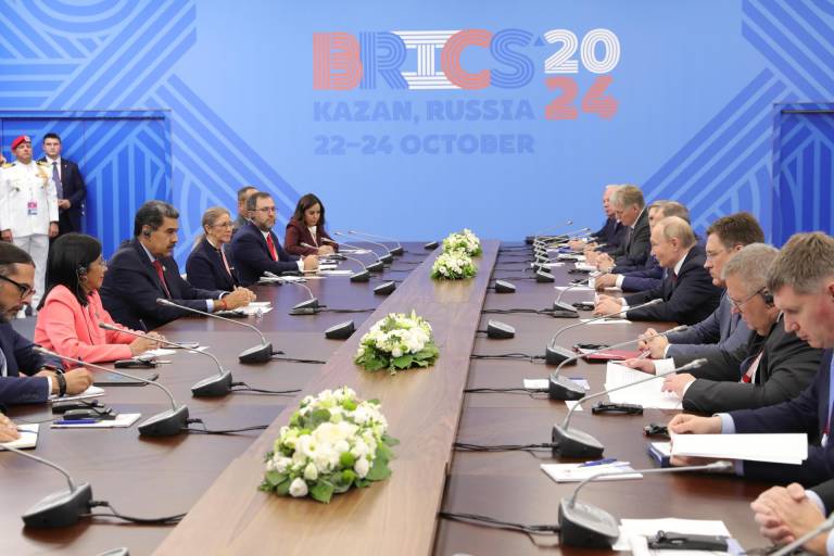 $!Fotografía cedida por prensa Miraflores del presidente de Venezuela, Nicolás Maduro (c-i), saludando al presidente de Rusia, Vladimir Putin (c-d).