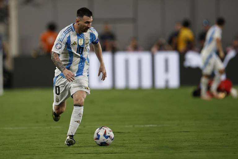 $!East Rutherford (United States), 10/07/2024.- Lionel Messi en acción contra Canadá.