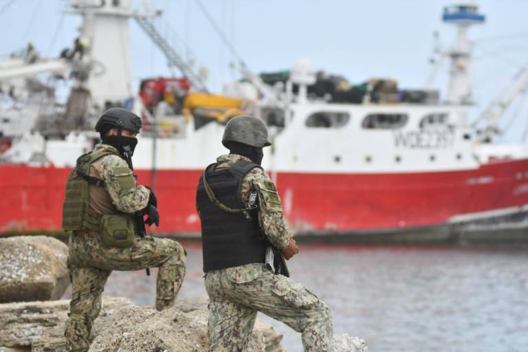 $!Fotografía de militares vigilando el puerto de Manta, en Manabí, semanas después de la declaratoria de conflicto armado interno en el país.