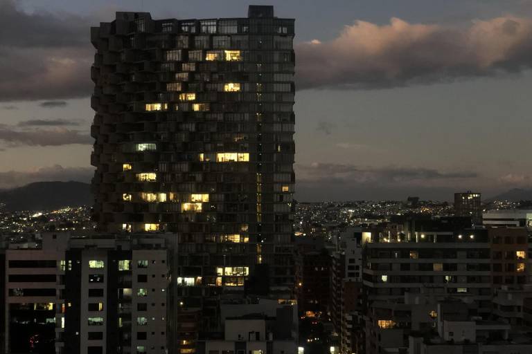 $!Fotografía del atardecer en el centro financiero del norte de Quito este lunes, en Quito.