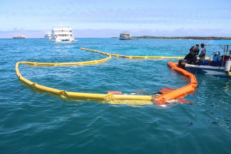 Barco hundido en Gal pagos con 2.000 galones de di sel deja mancha