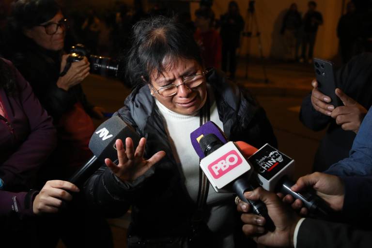 $!Una seguidora del expresidente de Perú Alberto Fujimori llora al enterarse de su muerte este miércoles, afuera de su residencia en Lima.