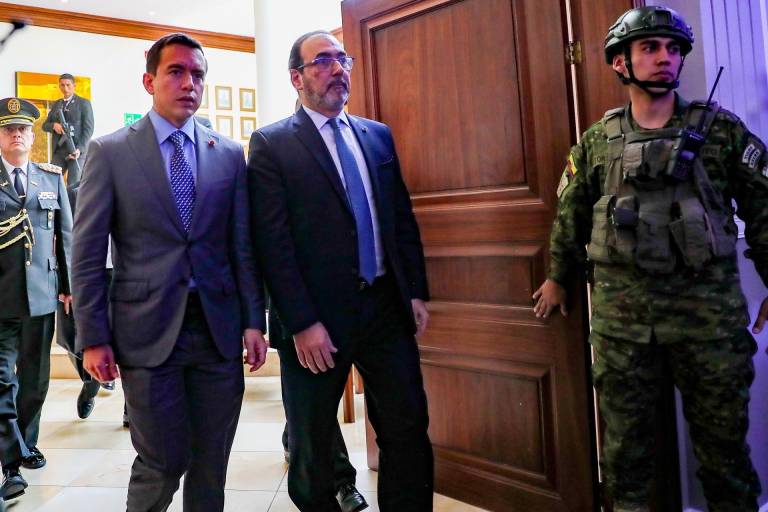 $!El presidente de Ecuador, Daniel Noboa, y el presidente ejecutivo de la CAF, Sergio Díaz Granados (d), asisten al Encuentro de seguridad frente a los grupos de delincuencia organizada este lunes en Quito