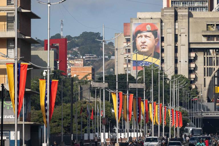 $!Fotografía en la que se ve una imagen del fallecido expresidente de Venezuela Hugo Chávez este lunes, en Caracas.