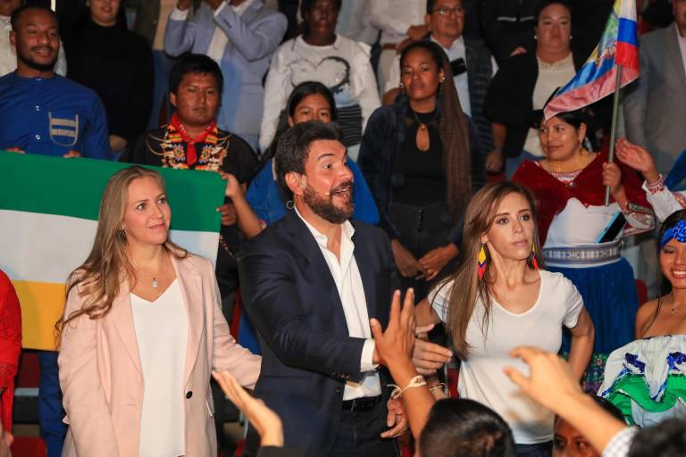 $!El candidato a la presidencia Jan Topic (c) posa con simpatizantes en el Coliseo Quitumbe durante un evento este miércoles, en Quito.