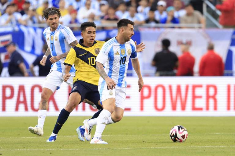 $!CHICAGO, ILLINOIS, Junio 9 de 2024.- Imagen de Kendry Páez, promesa de la 'Tri', enfrentando a Lionel Messi en el partido frente a Argentina. / GETTY IMAGES NORTH AMERICA / Getty Images via AFP)