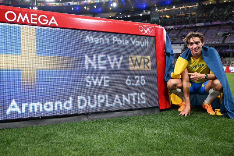 $!El ganador sueco Armand Duplantis celebra establecer el nuevo récord mundial después de la final de salto con pértiga masculina del evento de atletismo en los Juegos Olímpicos de París 2024 en el Stade de France. (Foto: AFP)