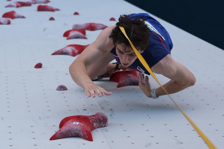 $!El estadounidense Sam Watson compitiendo en prueba de velocidad de escalada deportiva masculina durante los Juegos Olímpicos de París 2024. (Foto: AFP)