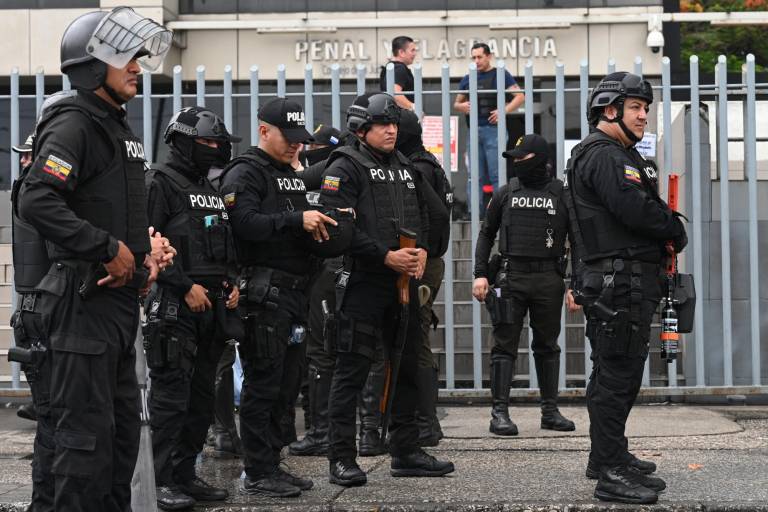 $!Policías hacen guardia mientras la gente se manifiesta contra la desaparición de cuatro menores que desaparecieron durante una operación militar