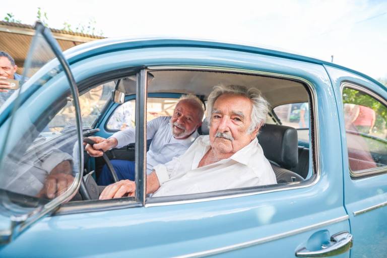 $!Esta fotografía publicada por la oficina de prensa de la Presidencia brasileña muestra al presidente brasileño Luiz Inácio Lula da Silva (izq.) y al expresidente uruguayo (2010-2015) José Mujica (dcha.) posando dentro del auto de Mujica en su finca en Rincón del Cerro, Montevideo.