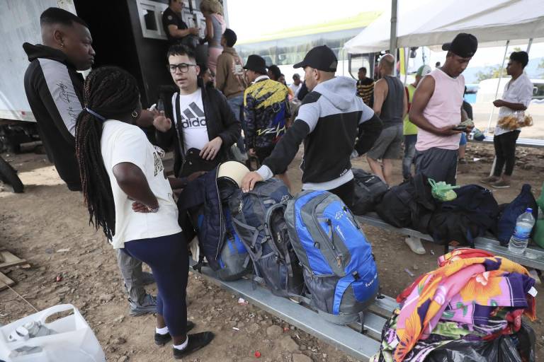 $!Fotografía del 13 de agosto de 2024 de migrantes de diferentes nacionalidades abordando autobuses que viajan a la frontera de Guatemala, para continuar su travesía migratoria a los Estados Unidos.