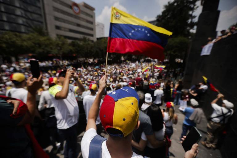 $!Personas participan en una protesta convocada por la oposición venezolana en México para que se reconozca su 'victoria' electoral.