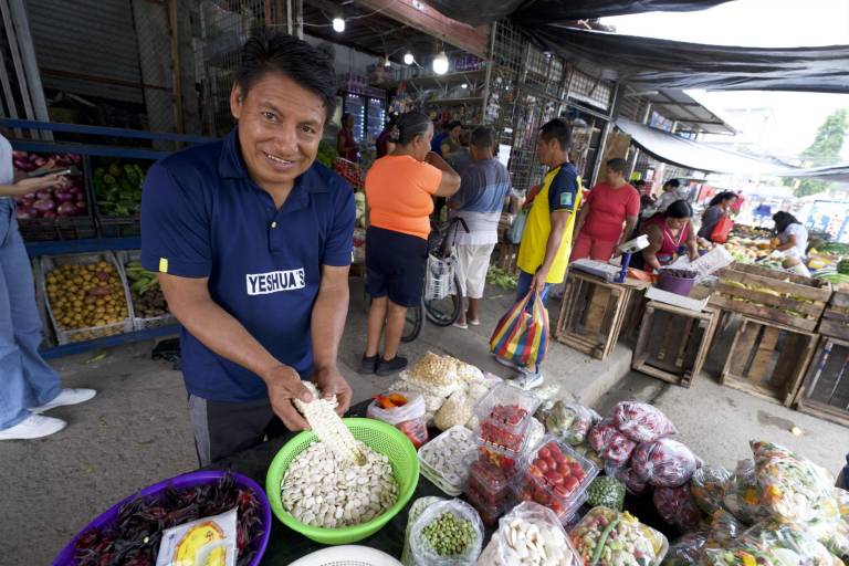 $!Julio tiene un pequeño negocio de alimentos en Socio Vivienda. Él arma bolsas pequeñas con distintos vegetales para ofrecer opciones más económicas a sus clientes.