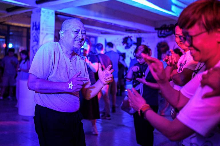 $!La foto muestra a personas sordas bailando durante una fiesta para sordos en un club de Shanghai.