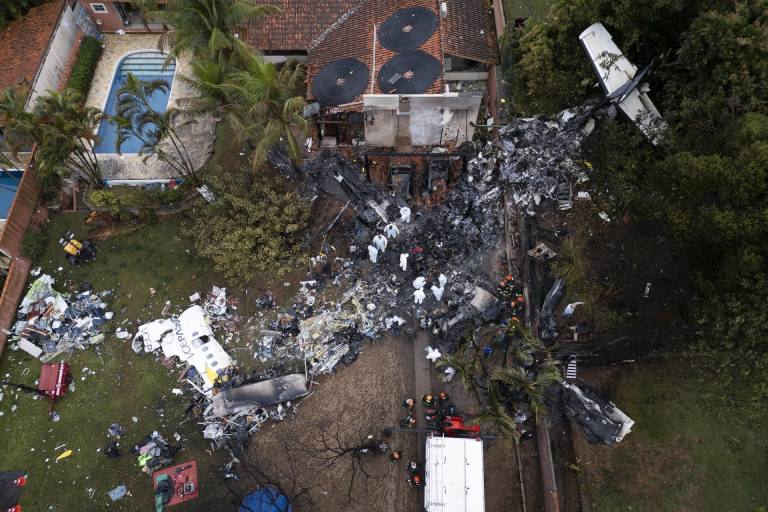 $!Fotografía aérea que muestra agentes de policía científica de Brasil trabajando este sábado, en los restos del fuselaje del avión de la aerolínea Voepass que se estrelló en la localidad de Vinhedo.