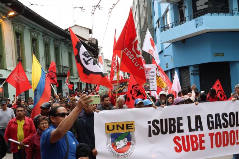 $!Marcha en Quito, de los movimientos sociales, FUT, FEUE, UNE, entre otros, en contra del alza de combustibles.