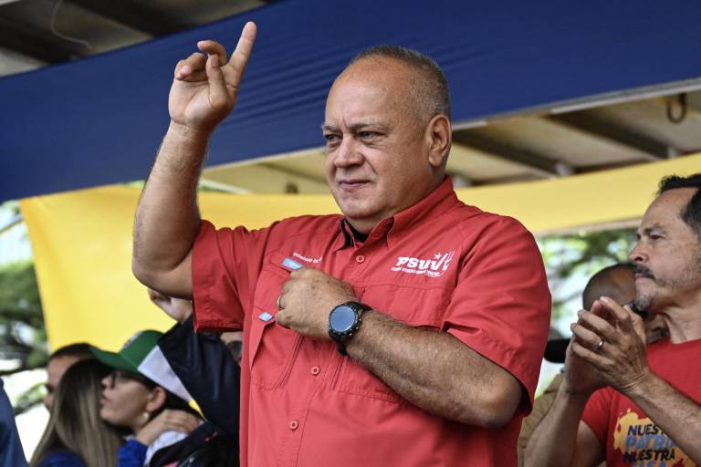 $!El diputado Diosdado Cabello hace gestos durante una manifestación que se dirige al Palacio Presidencial de Miraflores en apoyo del presidente venezolano, Nicolás Maduro, en Caracas el 30 de julio de 2024.