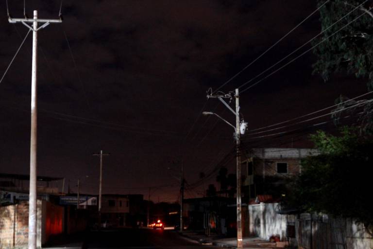 $!Vista de algunos barrios de Ecuador que permanecen sin energía, en una fotografía de archivo.