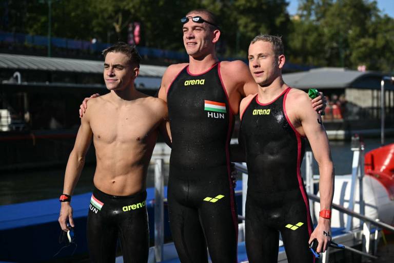 $!Oliver Klemet, medallista de plata de Alemania, Kristof Rasovszky, medallista de oro de Hungría, y David Betlehem, medallista de bronce de Hungría, posan al final de la final masculina de maratón de natación de 10 km en los Juegos Olímpicos de París 2024. (Foto: AFP)