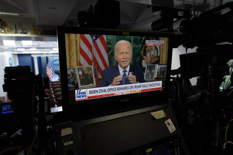 $!Un monitor muestra al presidente estadounidense Joe Biden pronunciando un discurso en vivo desde la Oficina Oval, en la sala de conferencias de prensa James Brady de la Casa Blanca, en Washington, DC, EE.UU., el 14 de julio de 2024.